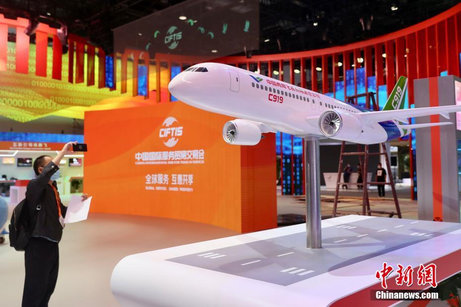 8月28日、中国国産大型航空機C919の模型を撮影する記者（撮影・易海菲）