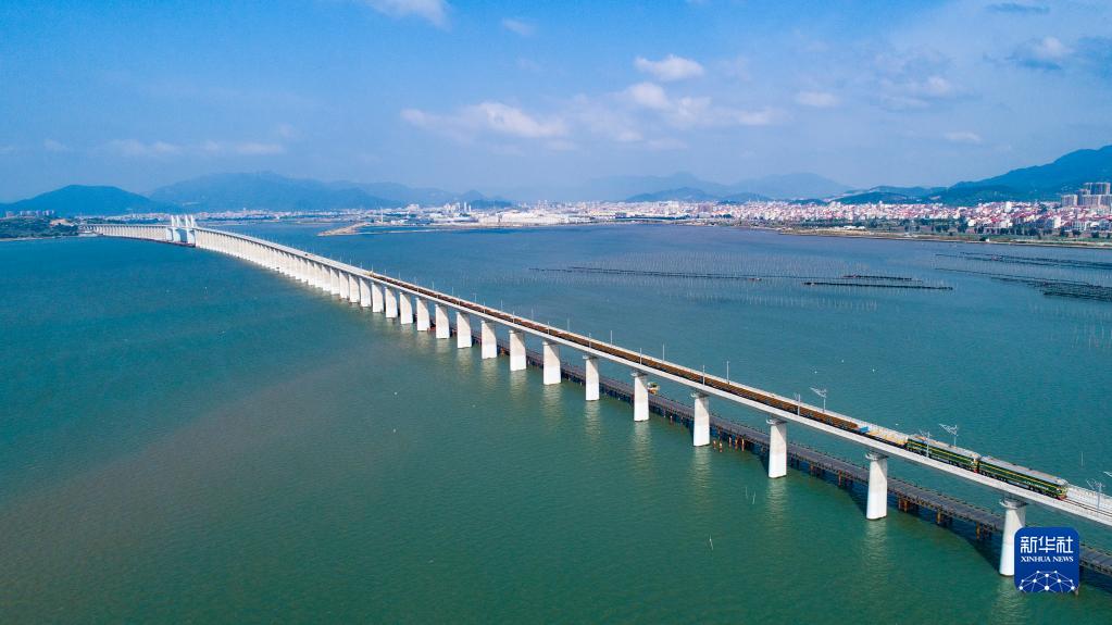 2022年4月15日に撮影された建設中の福厦鉄道湄洲湾海上大橋。（撮影・周義）