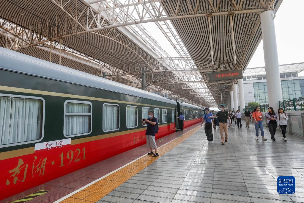 革命ゆかりの地をめぐる上海-嘉興「赤色観光」専用列車が運行再開