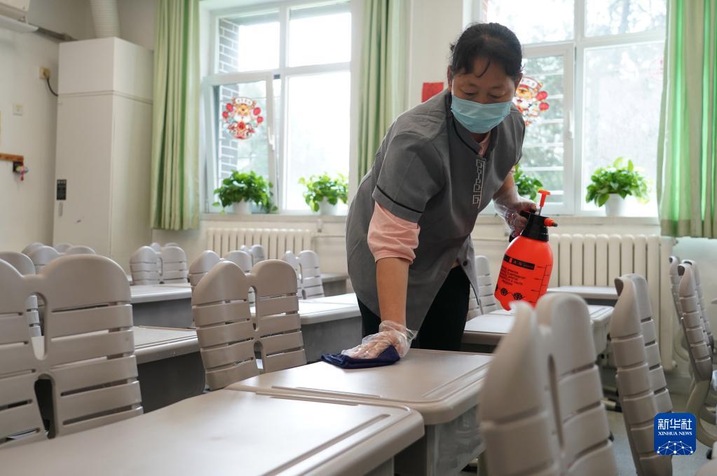 8月29日、海淀区中関村第一小学校で、教室の机と椅子を消毒する職員（撮影・任超）