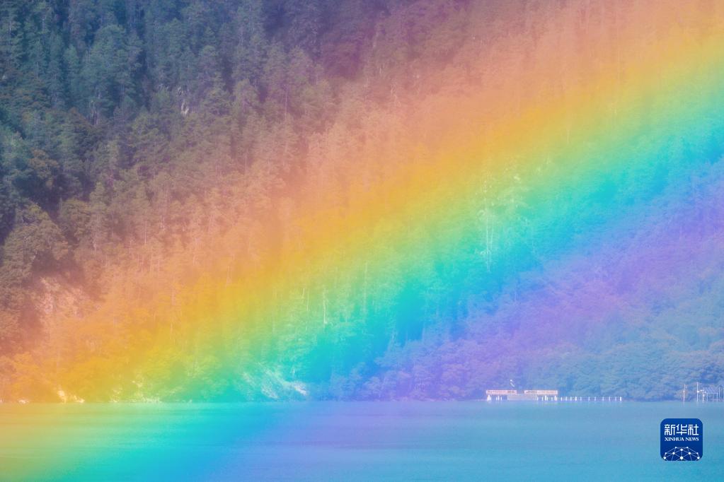 巴松湖にかかる虹　チベット