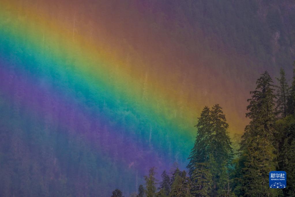 巴松湖にかかる虹　チベット