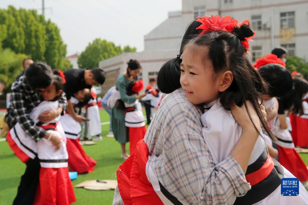 安徽省淮北市の黎苑路小学校で、「開筆礼」で両親に感謝した新入生（8月31日撮影・万善朝）。