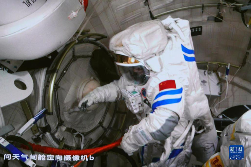 北京宇宙飛行制御センターで9月1日に撮影された問天のエアロックのハッチを開く陳冬飛行士。