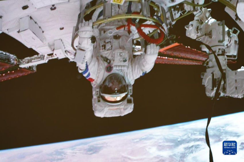 有人宇宙船「神舟14号」の乗組員、初の船外活動を無事完了