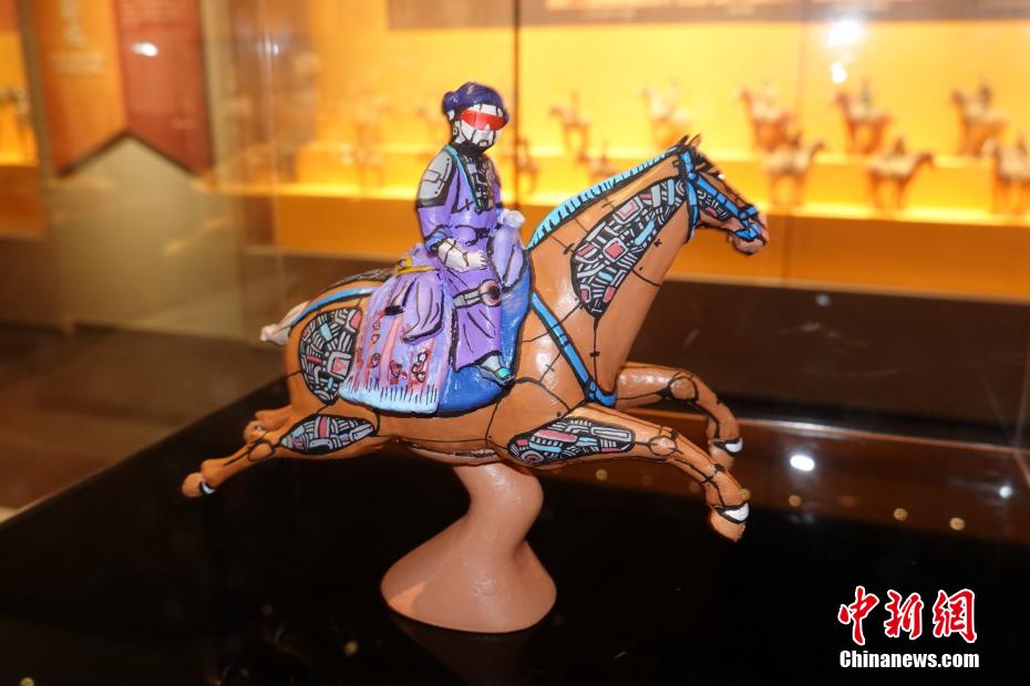 西安博物院に3D印刷のサイバーパンク風「唐三彩」登場！　陝西省
