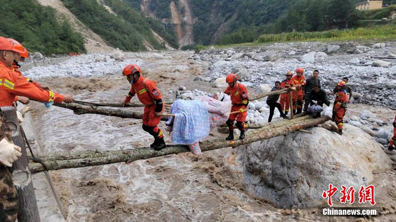 四川省瀘定県でM6.8の地震、森林消防隊が負傷者や被災者を避難所へ移送