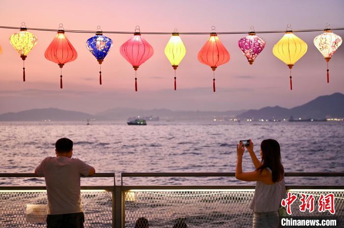ランタンで飾られ中秋節ムード満点の西環エリア海岸　香港