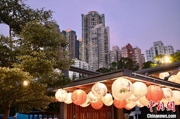 ランタンで飾られ中秋節ムード満点の西環エリア海岸　香港