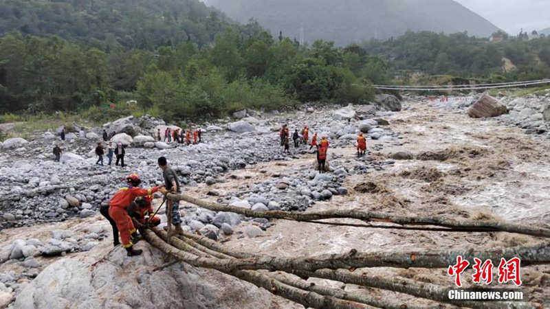 四川省瀘定県でM6.8の地震、森林消防隊が負傷者や被災者を避難所へ移送