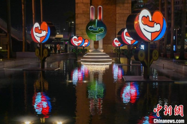 香港文化センターの広場に「中秋節」祝うインスタレーションアート設置