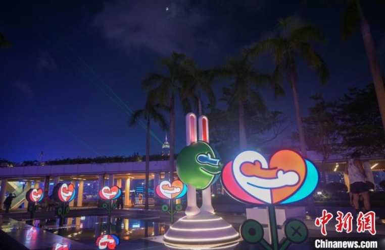 香港文化センター露天広場に設置された光のインスタレーションアート「無間擁抱」（撮影・陳永諾）