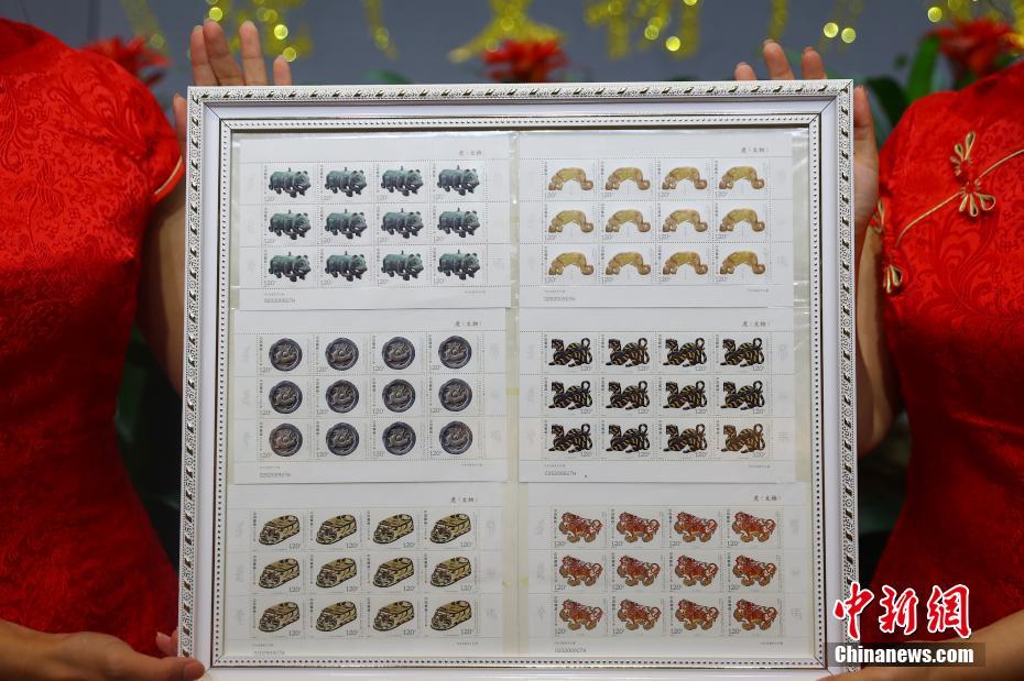 中国郵政集団有限公司南昌市分公司が江西省博物館に寄贈した「トラ（文化財）」が描かれた特殊切手（撮影・劉占昆）