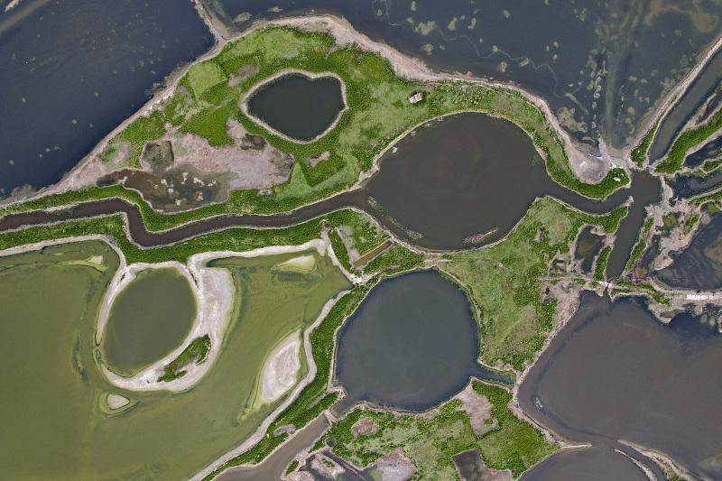 9月4日、塩湖に浮かび上がったユニークな形の島（写真著作権はCFP視覚中国が所有のため転載禁止）。