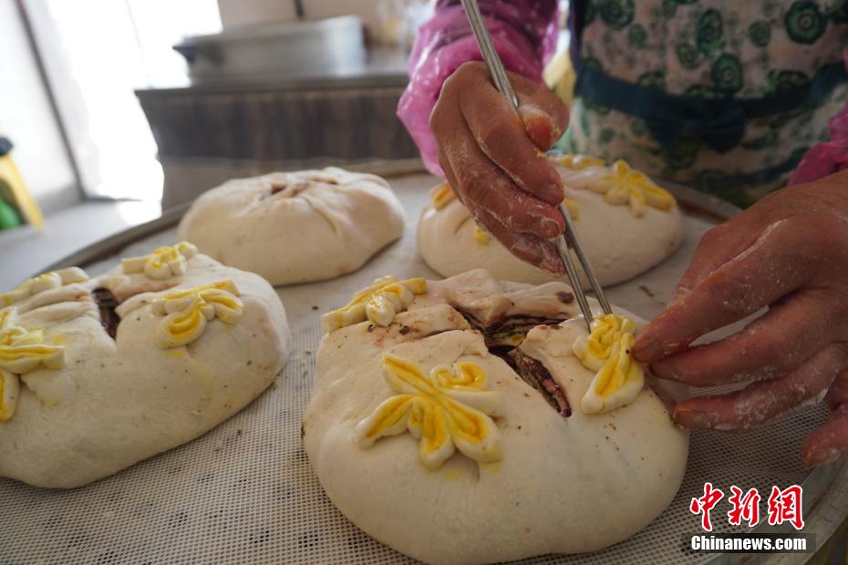 皮が破れるほど餡たっぷり！蘭州伝統の「千層月餅」　甘粛省