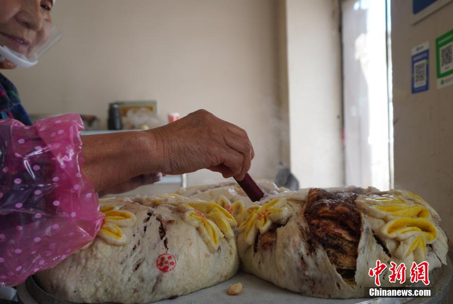 皮が破れるほど餡たっぷり！蘭州伝統の「千層月餅」　甘粛省