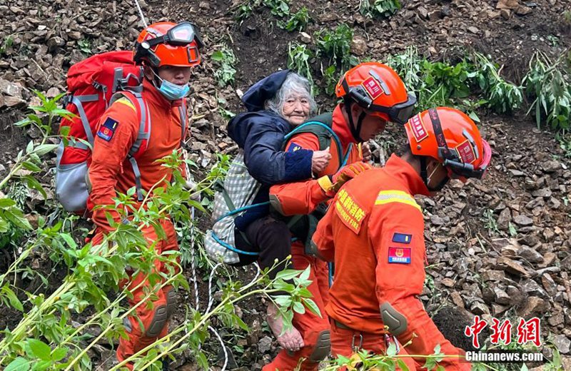 四川瀘定地震で取り残された村民31人を6時間かけて救出