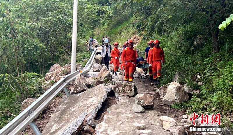 四川瀘定地震で取り残された村民31人を6時間かけて救出
