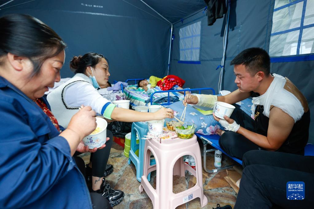 四川瀘定地震の避難所で炊き出し、心も温もる食事提供