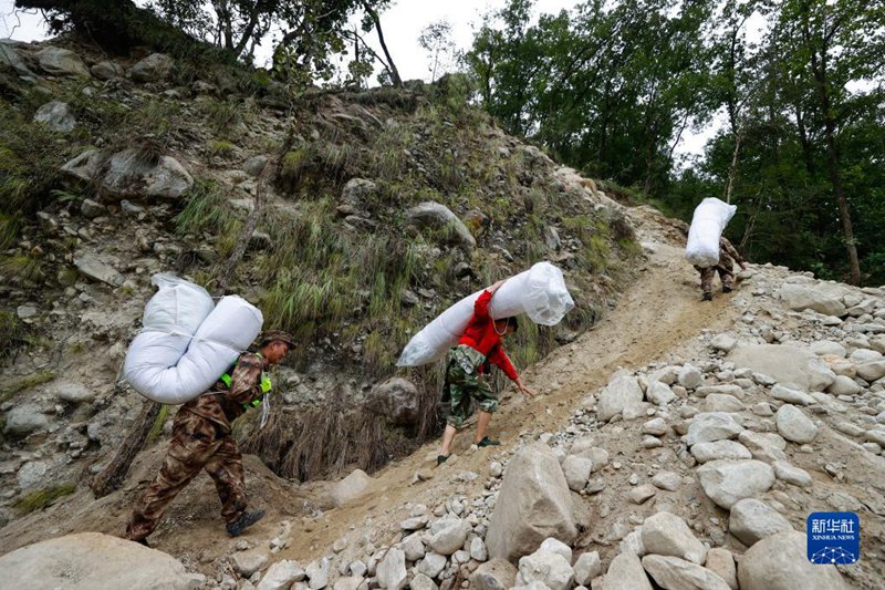 四川瀘定地震　背負い、担いで物資届ける救援隊員とボランティア