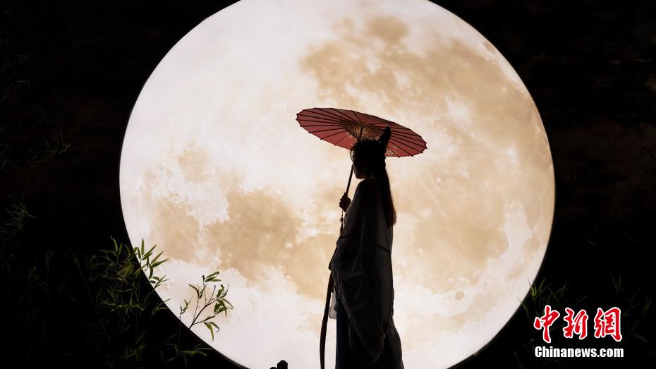 烏鎮景勝地で観光客の人気を集めたプロジェクションマッピングの満月（撮影・謝欣欣）。