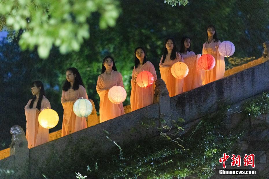 伝統的な楽しみ方が人気を集めた今年の中秋節　浙江省烏鎮