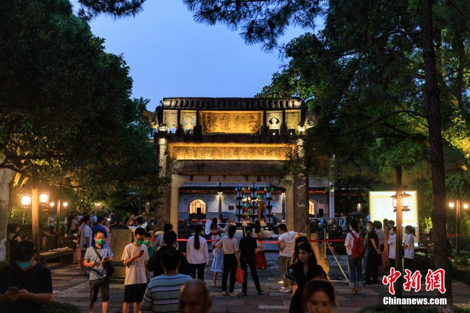 伝統的な楽しみ方が人気を集めた今年の中秋節　浙江省烏鎮