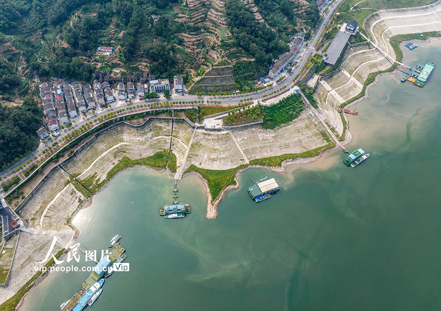 長江流域ダム群、干ばつ対策で下流に給水　湖北省秭帰