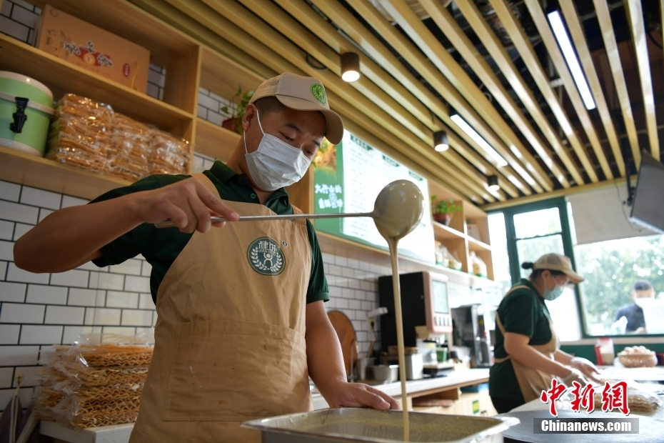 ヘルシーで美味しい「煎餅」で地元の雇用を創出した男性　河北省太行村