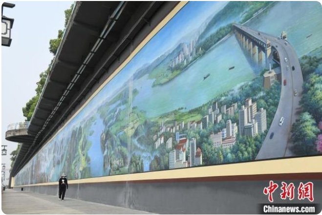 橋を「キャンバス」にして描いた巨大立体壁画が登場　重慶