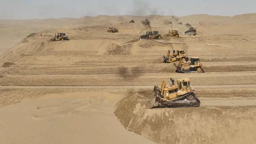新疆のタクラマカン砂漠でブルドーザーが並んで作業する圧巻シーン