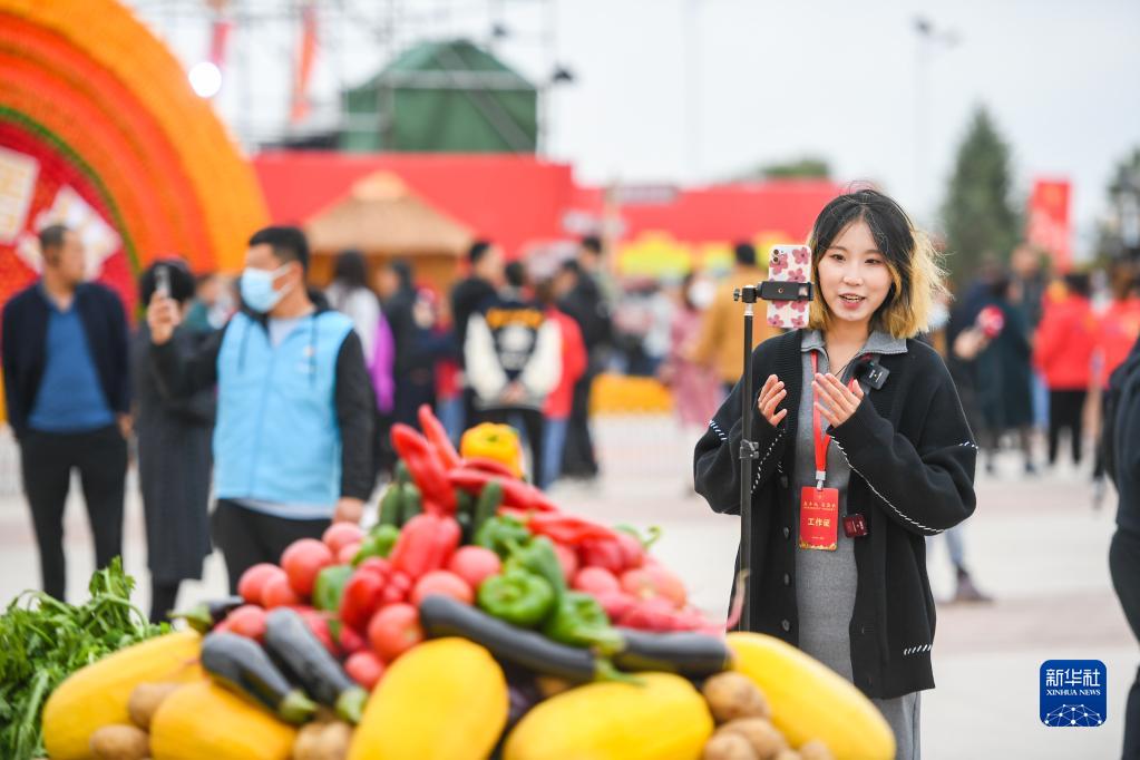2022年内モンゴル「中国農民豊作フェスティバル」メイン会場の五穀豊穣展示エリアで、ライブ配信を行うキャスター（9月19日撮影・彭源）。