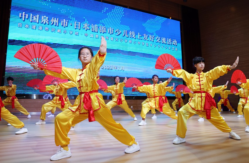 泉州市と浦添市の児童がオンライン交流で友情深める