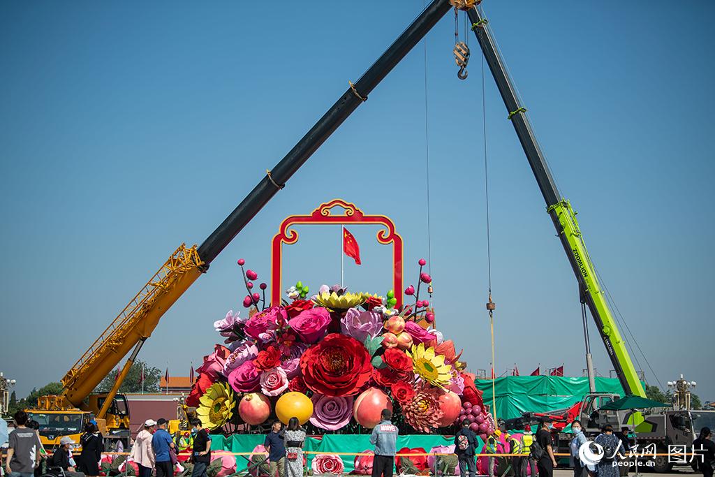  9月21日、天安門広場に設置された国慶節を祝う巨大な花飾り。撮影・翁奇羽