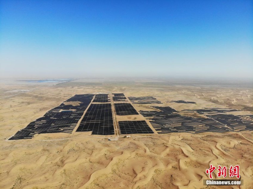砂漠の真ん中の太陽光発電産業　パネル下は砂地植物で一石二鳥
