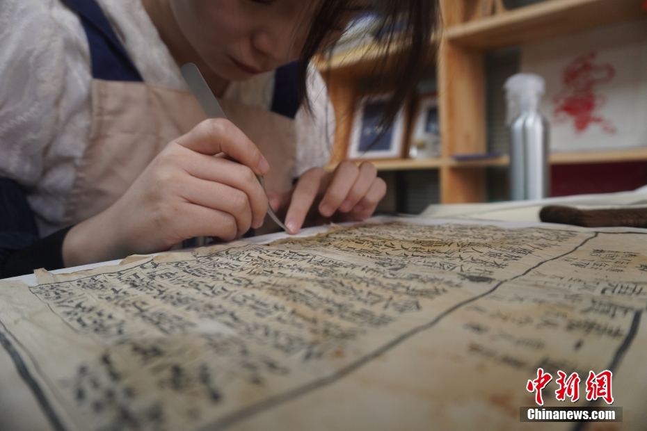 古い書籍を修復し、文明を復元させる大学の「ブックドクター」　甘粛省