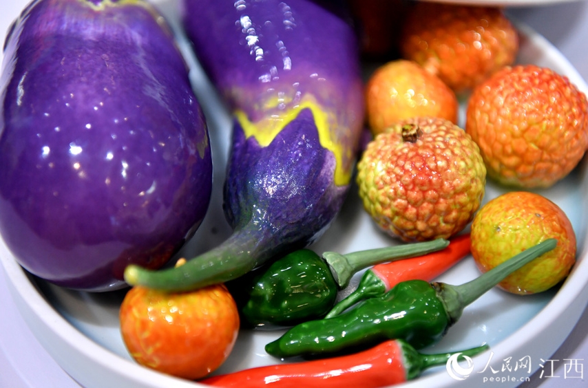 本物そっくりの野菜や果物は全て陶磁器製！　江西省景徳鎮