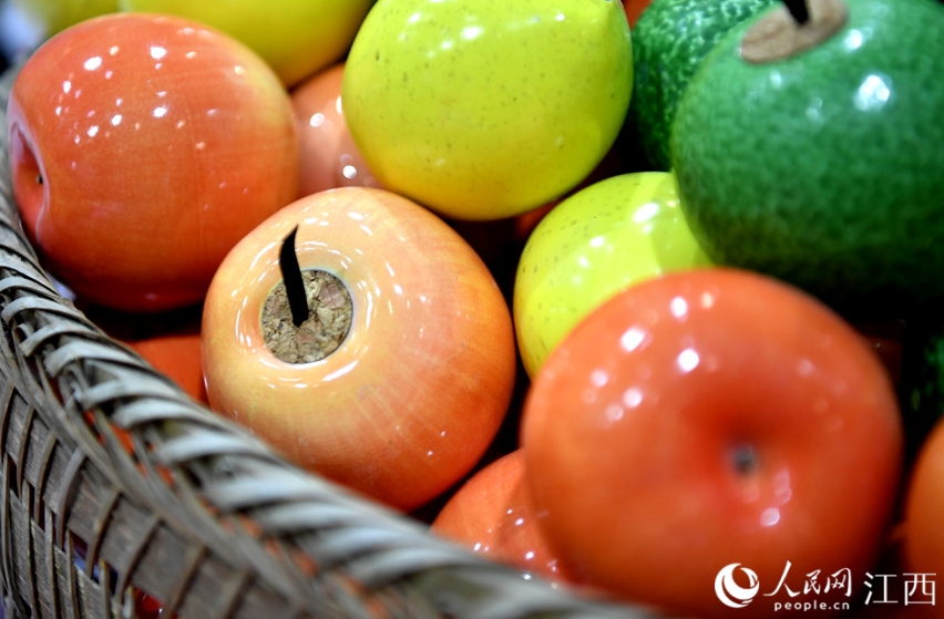 本物そっくりの野菜や果物は全て陶磁器製！　江西省景徳鎮