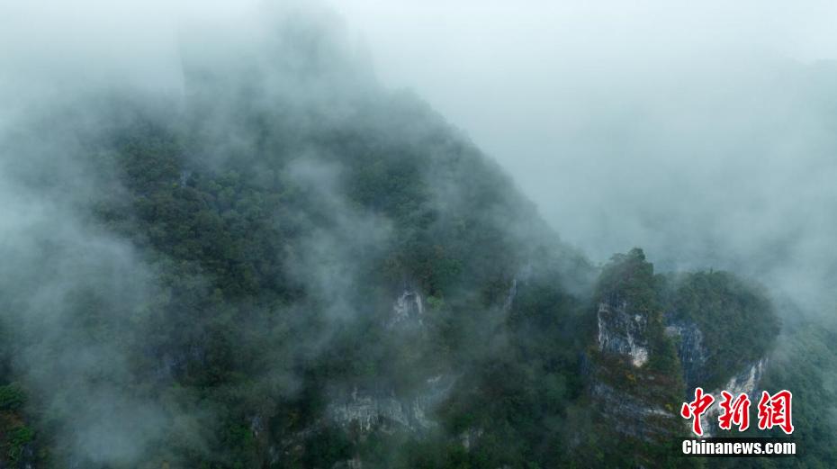 雨上がりの景色はまるで水墨画の世界　貴州省の世界自然遺産・雲台山