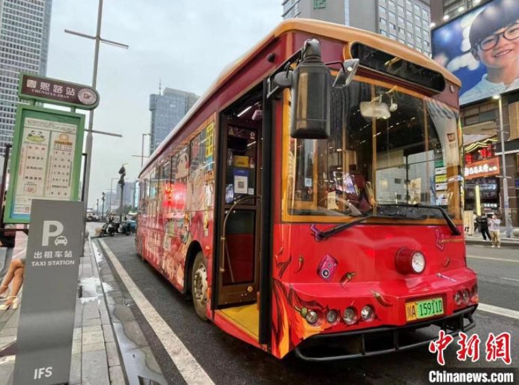 公開された成都市アップグレード版「火鍋バス」（写真提供・成都公共交通）。