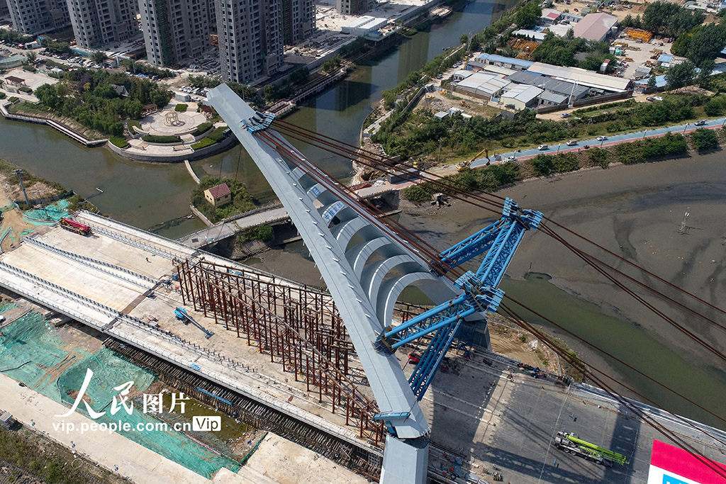 中国初の「A」字型鉄塔、垂直方向への回転作業が完了　山東省青島