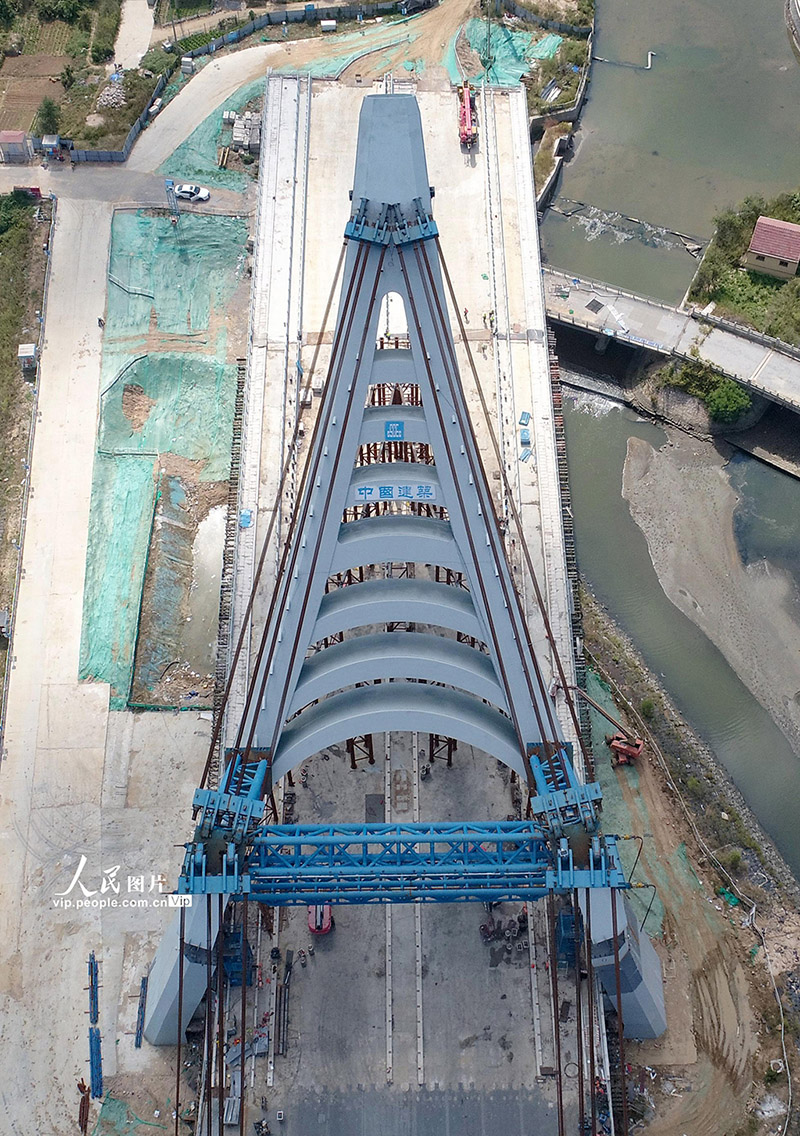 中国初の「A」字型鉄塔、垂直方向への回転作業が完了　山東省青島