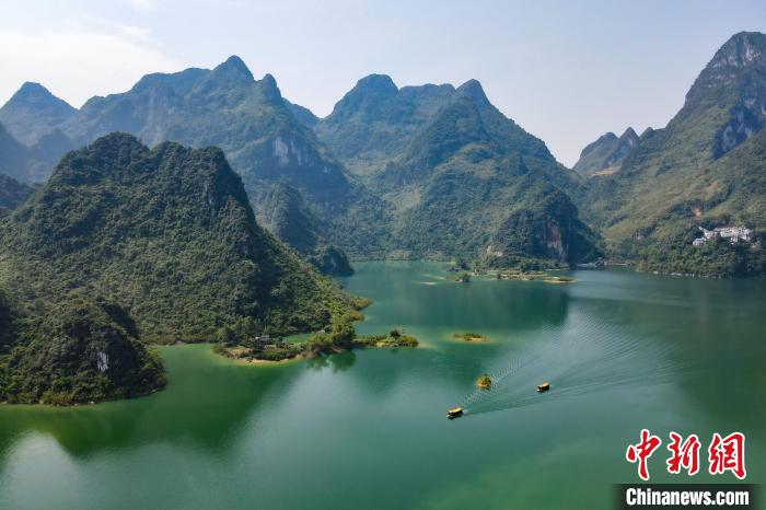 緑の山と青い水が美しい浩坤湖　広西百色市