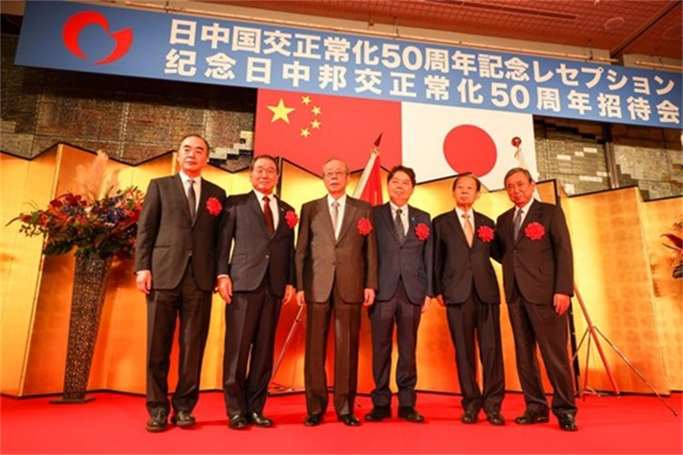 9月29日、日本経済団体連合会が日本の各界と共同で開催した「日中国交正常化50周年記念レセプション」に出席した孔鉉佑駐日大使（一番左）。（画像は在日本中国大使館から）