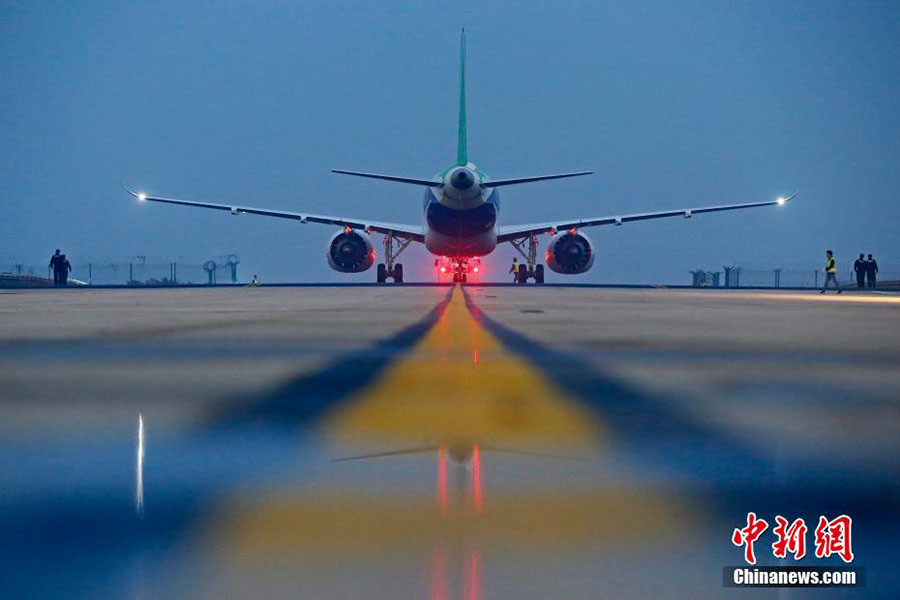 上海浦東国際空港を滑走する「C919」。（撮影・殷立勤。資料写真）