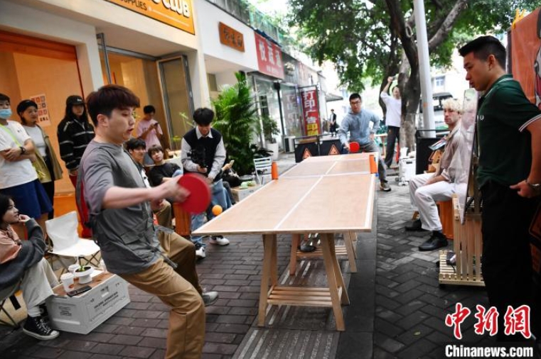 卓球テーマカフェの店先で開かれた「ロングテーブルチャンピオンシップ」イベントの様子（撮影・張浪）。