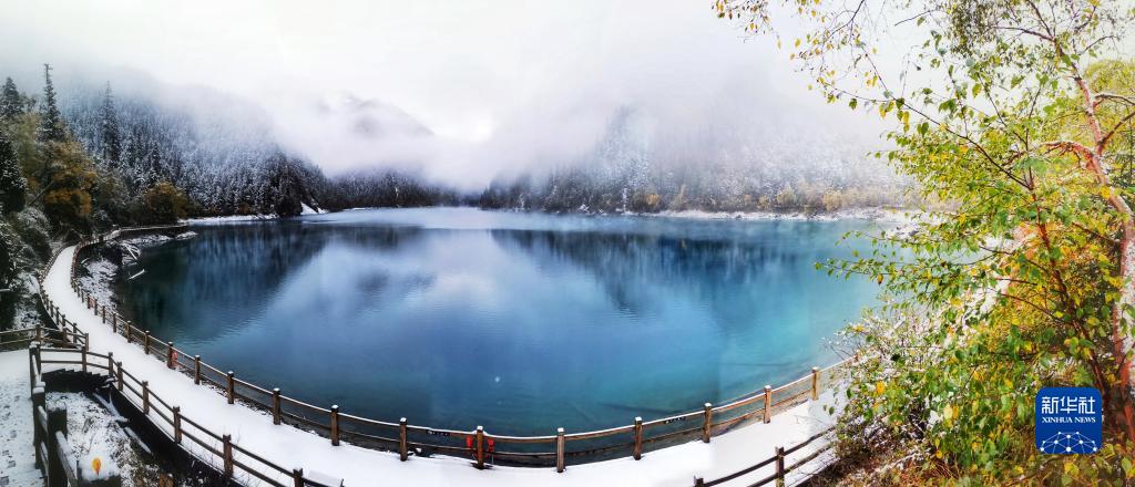 秋の初雪で幻想的な美しさたたえる九寨溝景勝地　四川省