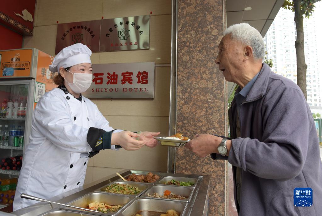 宿泊施設のレストランがコミュニティの高齢者支援食堂に　安徽省