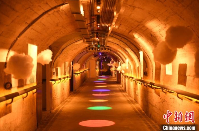 「タイムトンネル」のような雰囲気を醸し出す重慶戴家巷防空壕の遊歩道（撮影・周毅）。