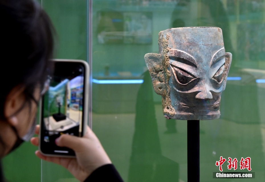 北京展覧館で開催されている「奮進新時代（新時代を奮起して進む）」テーマ成果展で、初公開された三星堆遺跡から直近に出土した青銅人頭像（10月10日撮影・李霈韵）。